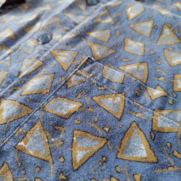🔥VTG 90's Abstract Triangle Print Button Down Shirt🔥 - Picture 3 of 4